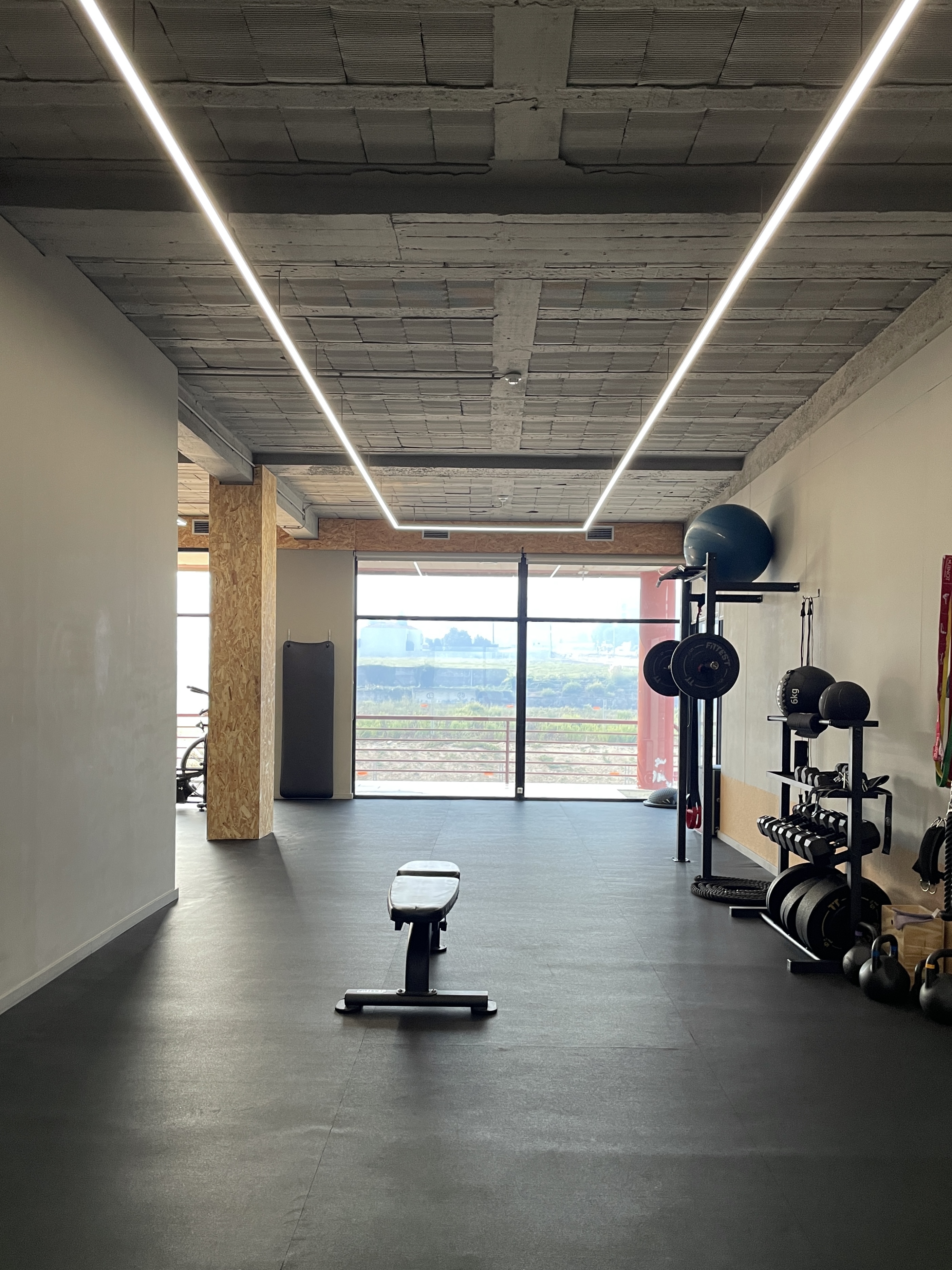 Espaço de treino funcional e peso livre no PM studio